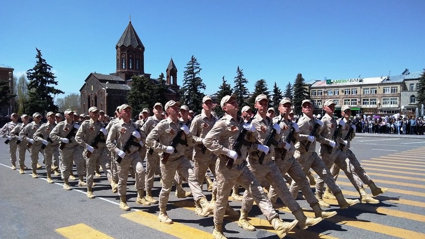 російські військові в місті Ґюмрі у Вірменії російські військові в місті Ґюмрі у Вірменії