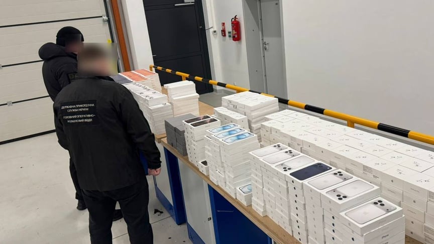 У мікроавтобусі знайшли схованку з технікою Apple