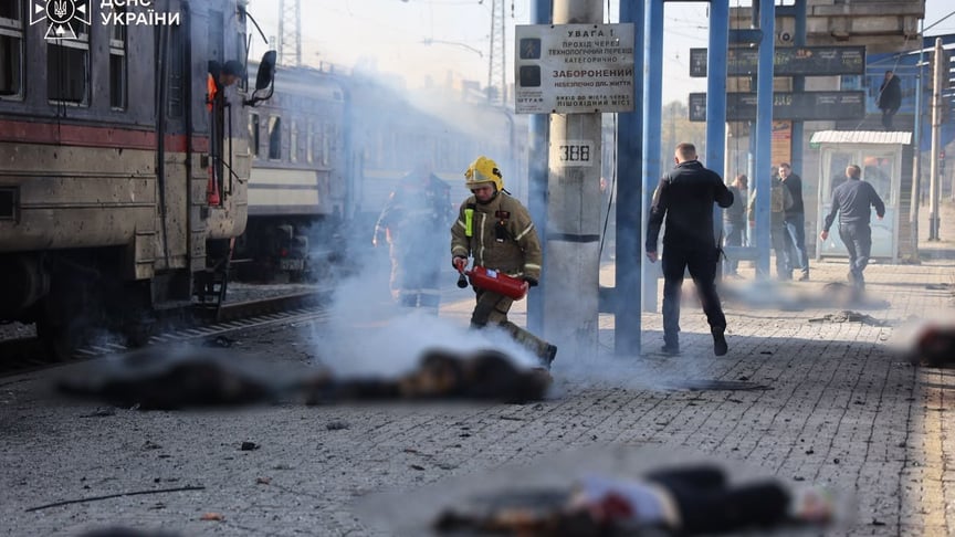 Наслідки російської атаки на залізничний вокзал у Дніпрі