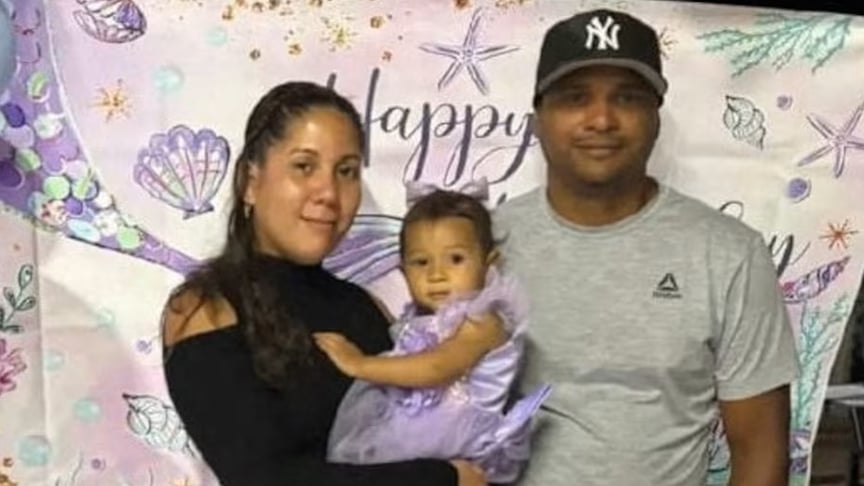 Хайлін Валеро Маркано та Стівен Аррієта Прієто разом з донькою Амалією