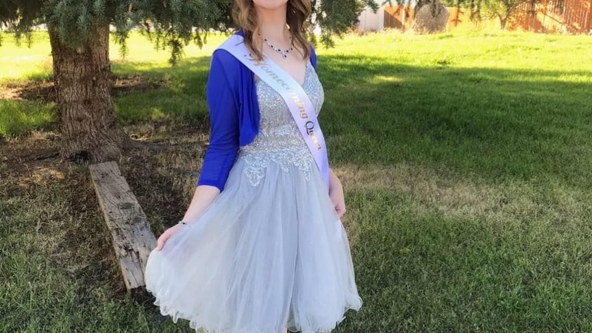 17-річна Дезері Тернер, яка пережила 16 операцій і кілька років реабілітації. Минулої осені її обрали королевою шкільного балу