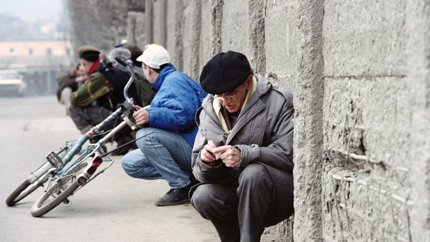Мешканці Сараєва тримаються біля стіни, намагаючись уникнути снайперів та мінометів, 19 березня 1993 року