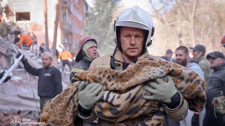 Рятувальник несе дитину, загорнуту у ковдру, після російської атаки по місту Прилуки, Чернігівська область, 7 жовтня 2026 року Рятувальник несе дитину, загорнуту у ковдру, після російської атаки по місту Прилуки, Чернігівська область, 7 жовтня 2026 року