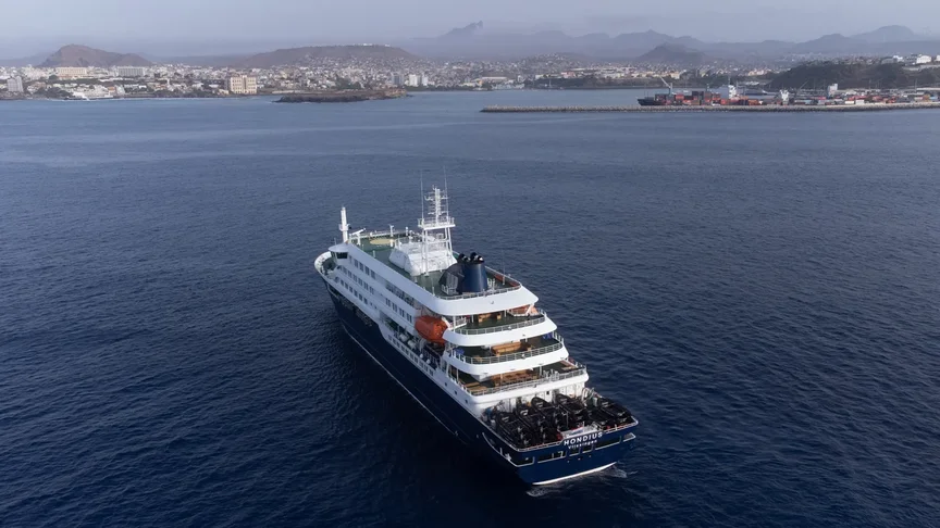 Круїзний лайнер MV Hondius біля порту Праї, столиці Кабо-Верде, 5 травня 2026 року