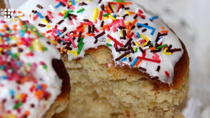 Traditionally Ukrainians eat Easter cakes during the holiday. This year, companies are offering Easter cake delivery to people's doors for free.