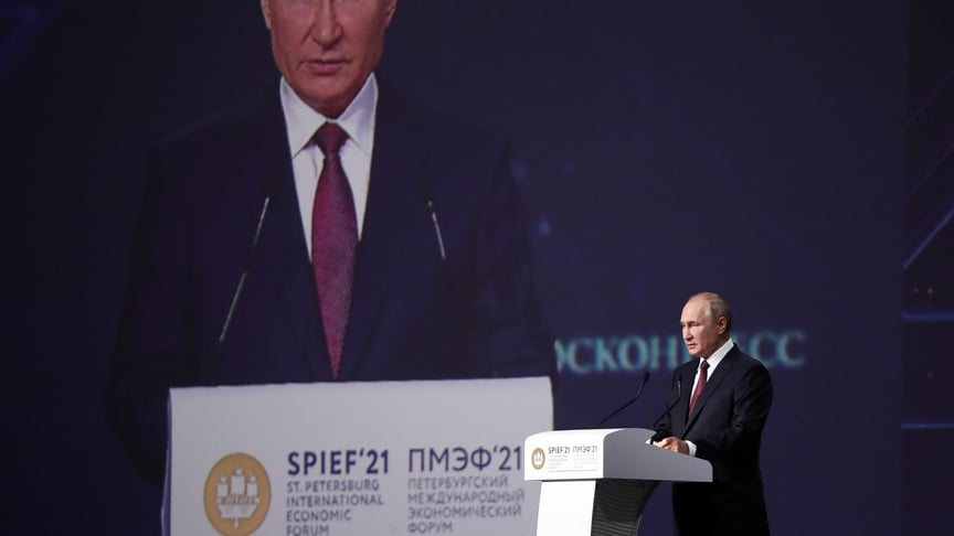 Глава рф володимир путін під час виступу на економічному форумі у Санкт-Петербурзі у 2021 році