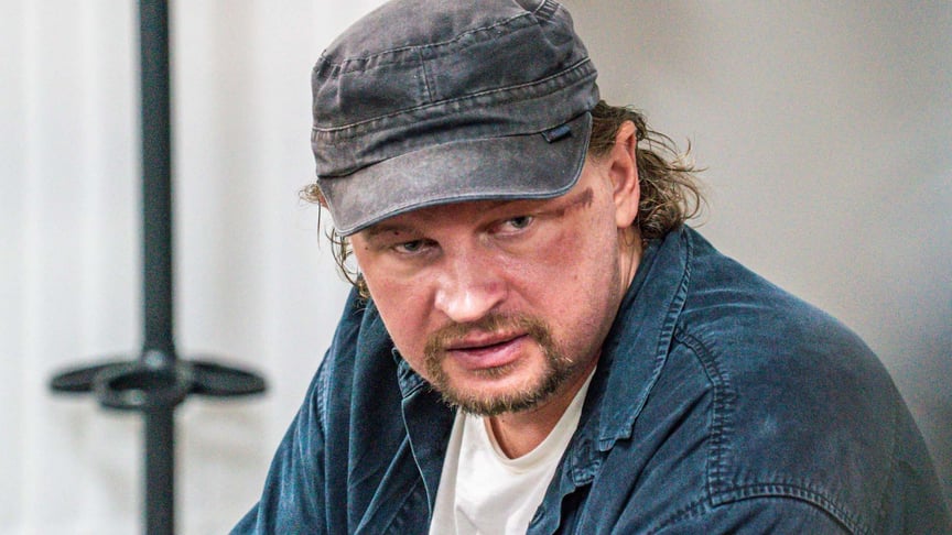 Максим Кривош сидить в залі суду в Луцьку під час засідання із обрання запобіжного заходу