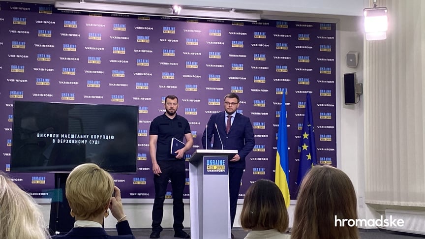 Директор НАБУ Семен Кривонос и руководитель САП Александр Клименко на брифинге, 16 августа 2023 года