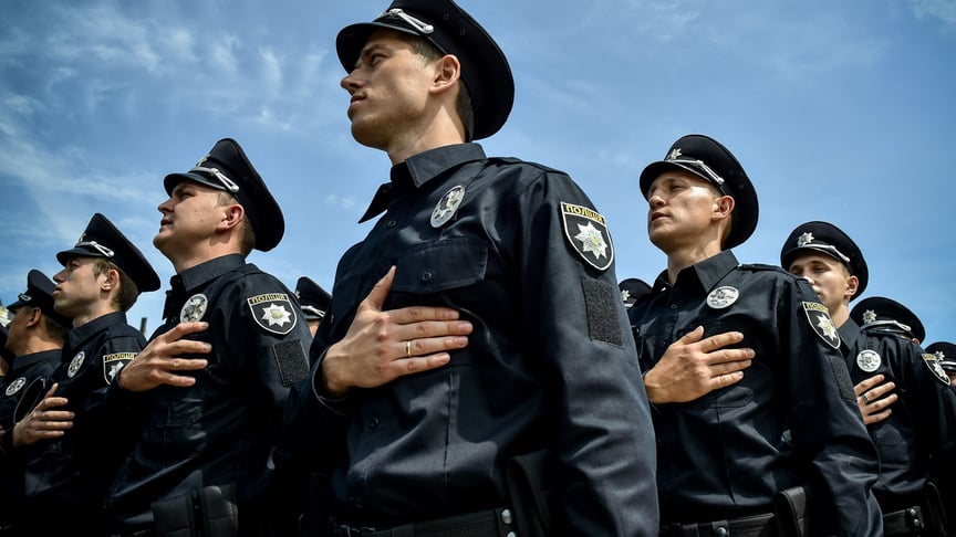 Українські співробітники поліції стоять під час присяги на Софійській площі в Києві, Україна, 4 липня 2015 року.