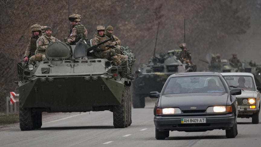 Украинские военнослужащие сидят на БТРах. Дорога в Донецкой области на востоке Украины, 24 февраля 2022 года
