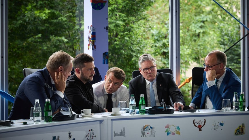 Президент України Володимир Зеленський, прем’єр-міністр Великої Британії Кір Стармер, президент Франції Еммануель Макрон, канцлер Німеччини Фрідріх Мерц та прем’єр-міністр Польщі Дональд Туск спілкуються з президентом США Дональдом Трампом телефоном у Тір