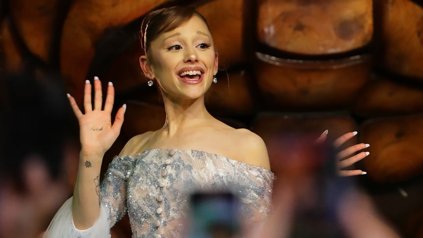 Аріана Гранде на прем'єрі фільму Wicked: Чародійка 2 в Universal Studio Singapore, 13 листопада 2025 року