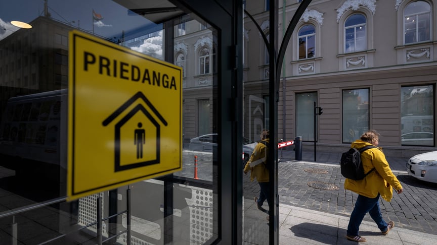 Люди проходять повз вхід до підземного паркінгу, позначений як укриття, Вільнюс, Литва, 28 травня 2026 року