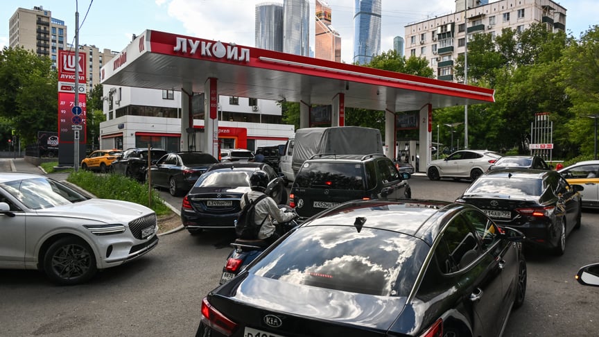 Люди стоять у черзі на заправці «Лукойл», Москва, 24 червня 2026 року