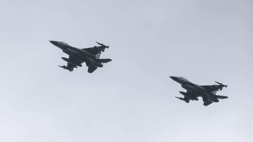 Ілюстративне фото. Винищувачі F-16 у небі