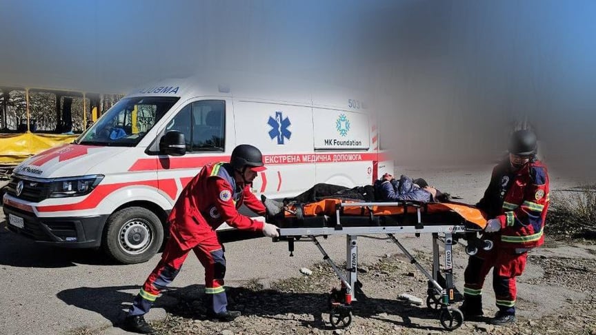 Пострадавшая от обстрела женщина в Херсоне