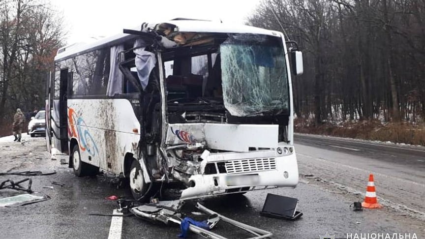 У Хмельницькій області поблизу села Прибузьке вранці 5 грудня рейсовий автобус зіткнувся з вантажівкою