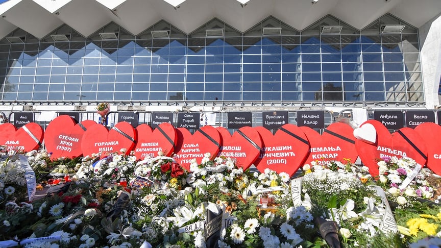 Квіти та таблички у формі серця з іменами загиблих, покладені біля вокзалу в Новому Саді