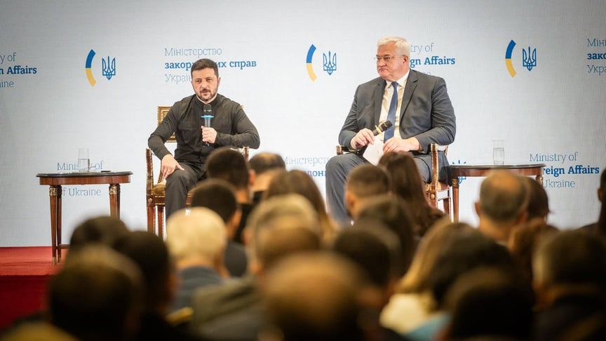 Президент Володимир Зеленський та глава МЗС Андрій Сибіга під час Наради керівників закордонних дипломатичних установ України, Київ, 21 липня 2025 року