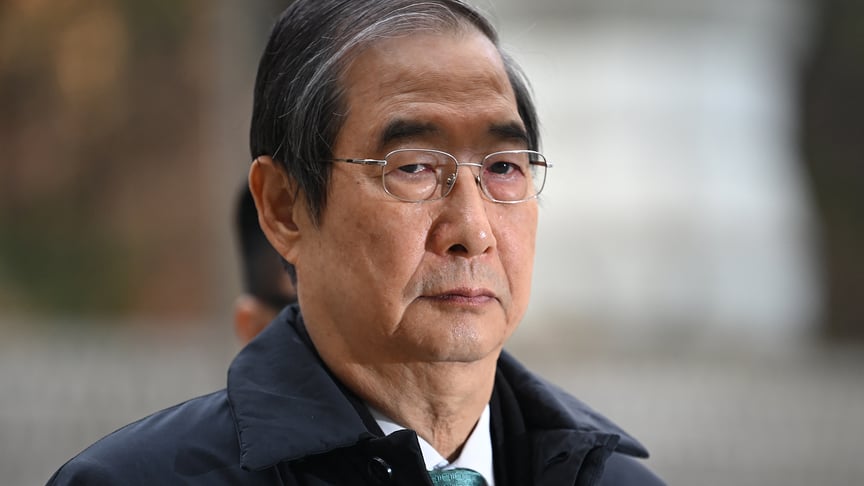 Колишній прем'єр-міністр Південної Кореї Хан Док Су прибуває до суду в Сеулі 26, листопада 2025 року