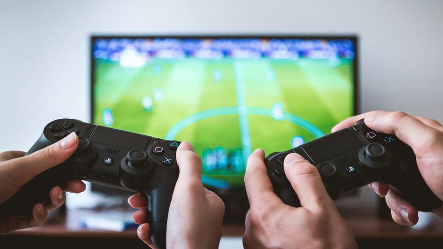 Люди грають у футбольний симулятор FIFA