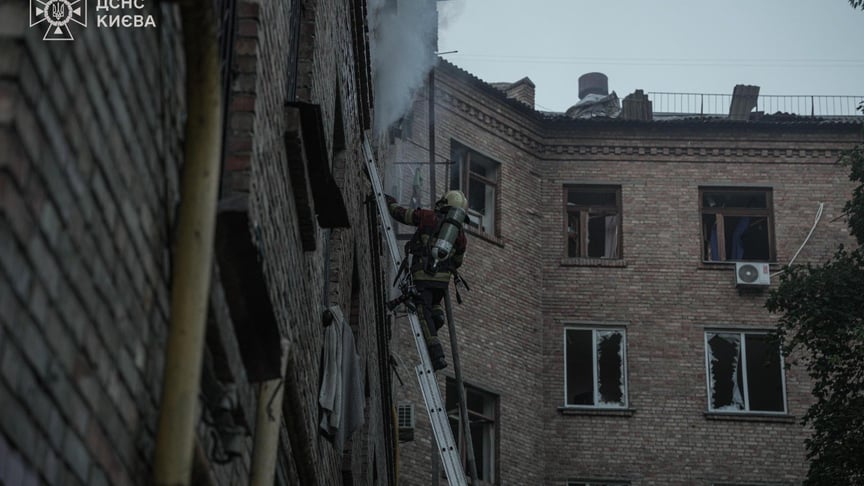 Рятувальники працюють на місці російської атаки в Києві, 22 жовтня 2025 року