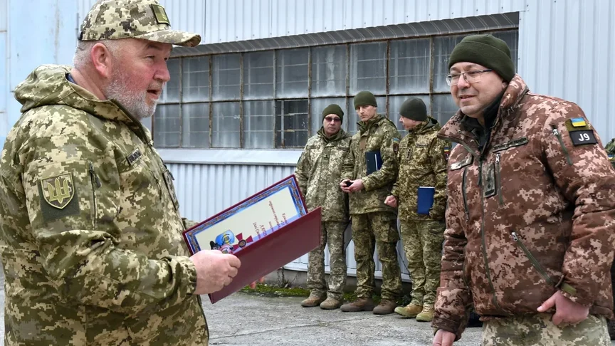 Ілюстративне фото. Ліворуч — колишній командир 415 стрілецького батальйону 23 ОМБр Ілля Лапін