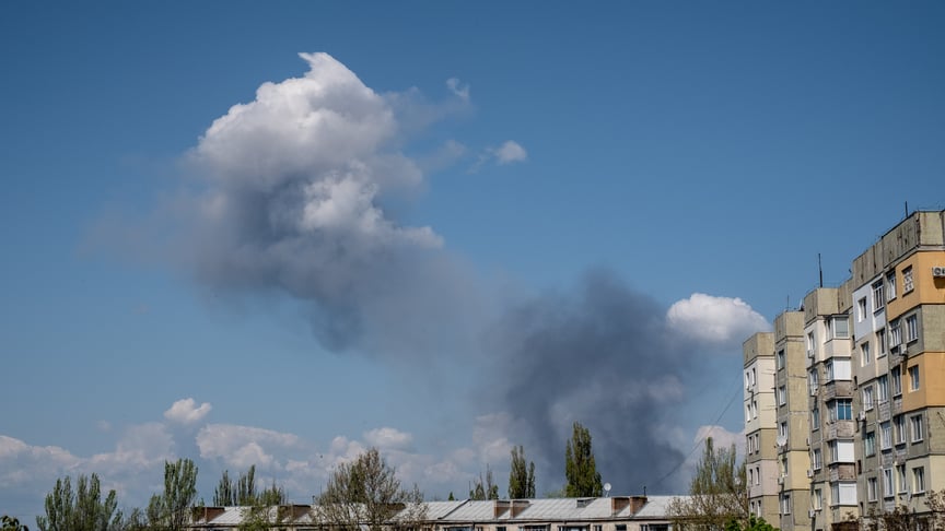 Вибух після одного з ударів по аедрому в Чорнобаївці, який використовували російські окупанти, травень 2022 року Вибух після одного з ударів по аедрому в Чорнобаївці, який використовували російські окупанти, травень 2022 року
