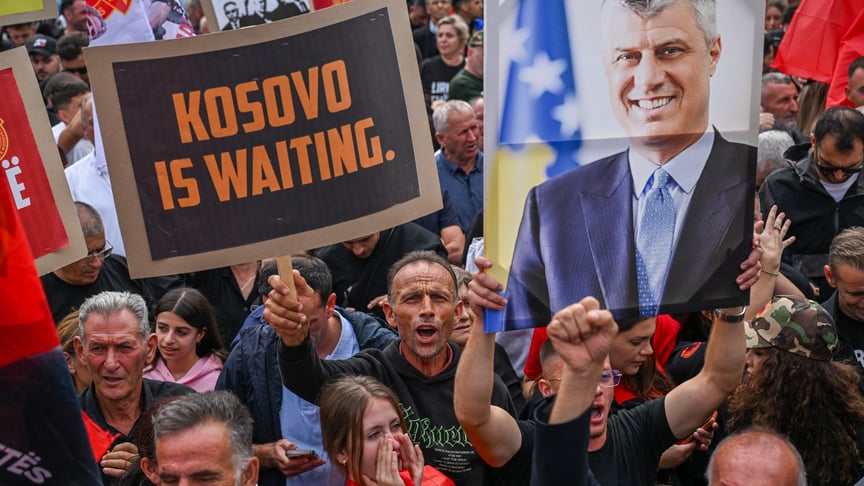 Прихильники Хашима Тачі в Косово тримають його портрет і вимагають його виправдання у справі про воєнні злочини Прихильники Хашима Тачі в Косово тримають його портрет і вимагають його виправдання у справі про воєнні злочини