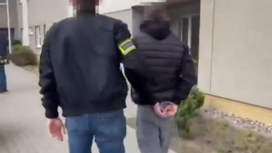 Затриманого за побиття українських підлітків ведуть у кайданках