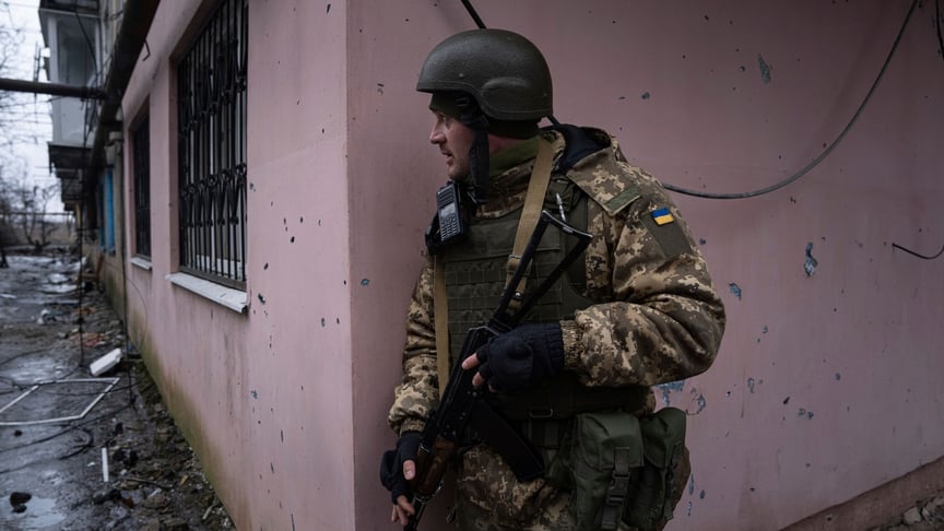 Иллюстративная фотография. Украинский военнослужащий готовится сменить позицию во время патрулирования в прифронтовом городе Угледар Донецкой области, 25 февраля 2023 года