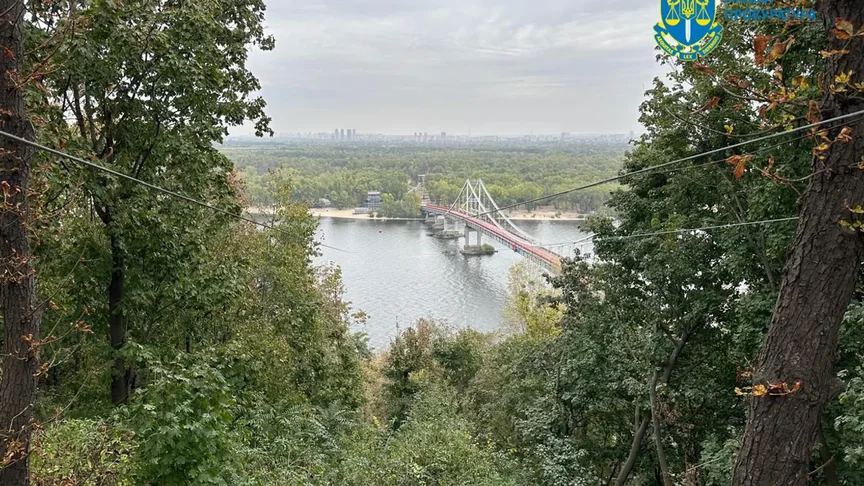 Тролей через річку Дніпро в Києві