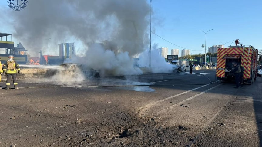 Последствия попадания по трассе в Киевской области