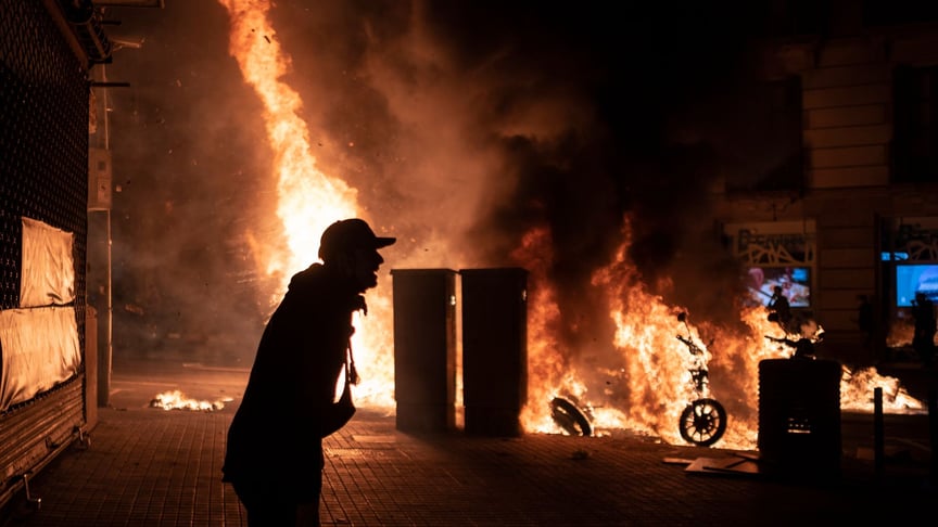 У Барселоні під час сутичок між протестувальниками і поліцією підпалили мотоцикли, 17 лютого 2021 року