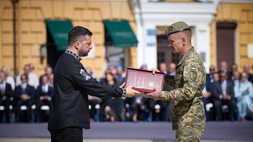 Батько Тимофія — військовий Павло Севрюк — під час нагородження званням Герой України Батько Тимофія — військовий Павло Севрюк — під час нагородження званням Герой України