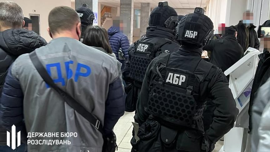 Сотрудники Государственного бюро расследований проводят обыски в городском совете Кривого Рога, 7 февраля 2021 года