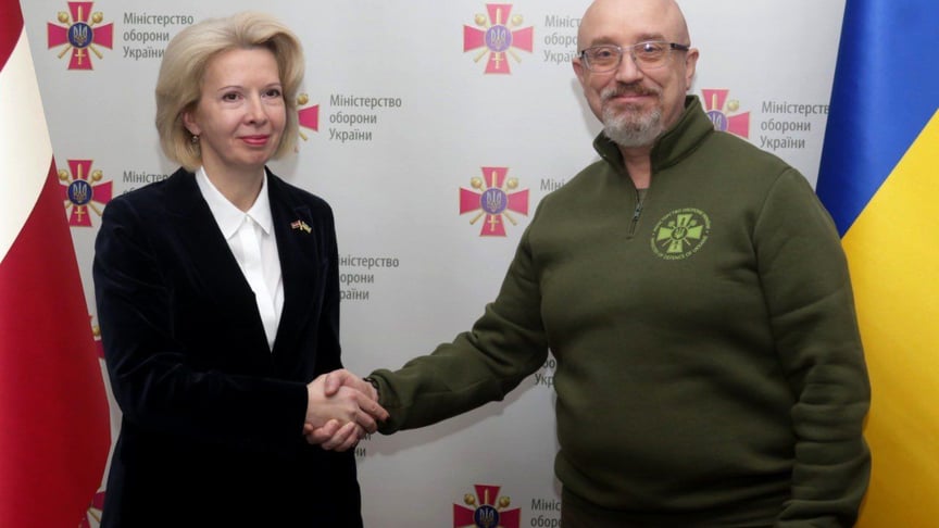 Міністерка оборони Латвії Інара Мурніеце та міністр оборони України Олексій Резніков на зустрічі в Україні