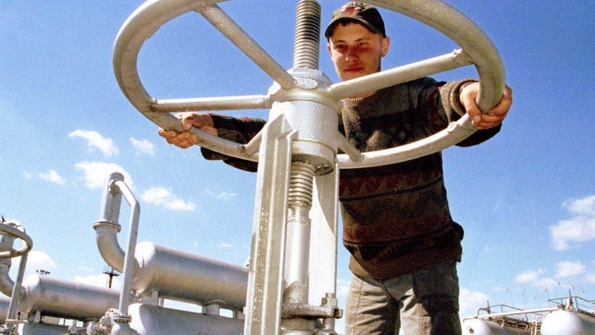 Рабочий перекрывает газовую заслонку на нефтегазовом месторождении в пгт. Талалаевка Черниговской области