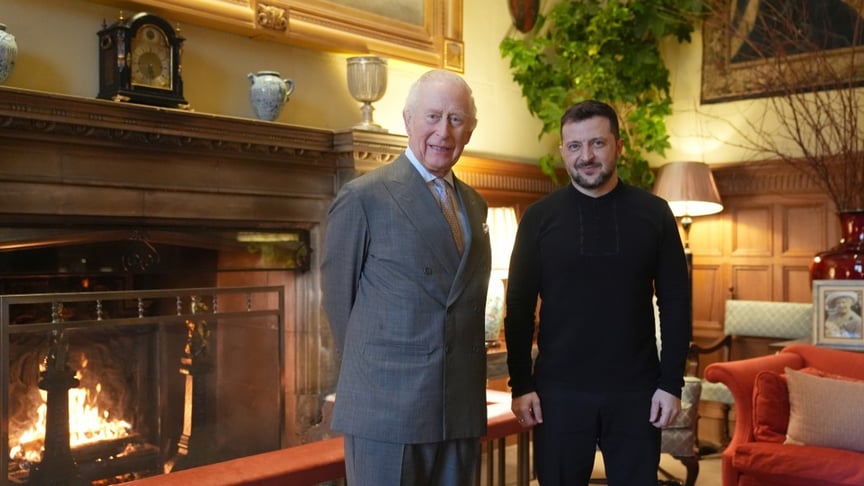 Президент України Володимир Зеленський під час зустрічі з королем Великої Британії Чарльзом ІІІ Президент України Володимир Зеленський під час зустрічі з королем Великої Британії Чарльзом ІІІ