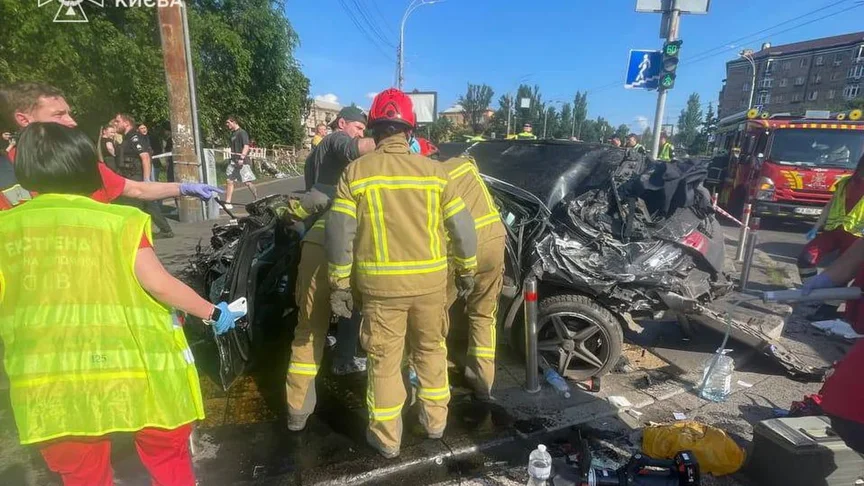 Автівка, яка в'їхала у перехід у Києві