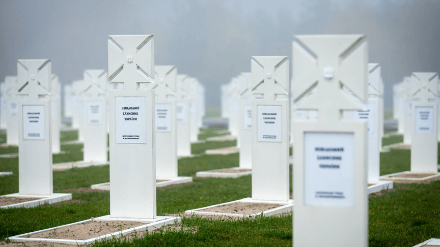 Могили на військовому кладовищі на Київщині