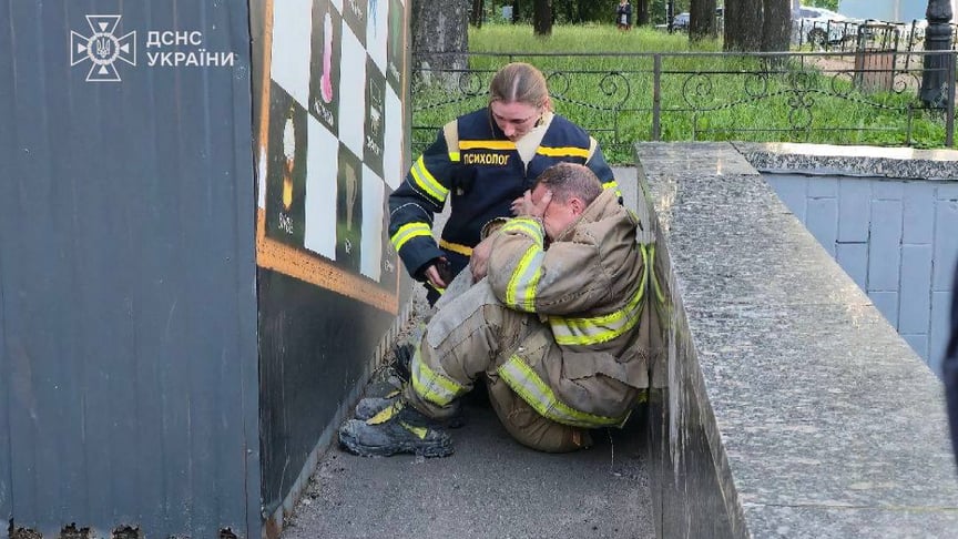 Унаслідок російської атаки загинули та постраждали рятувальники ДСНС Унаслідок російської атаки загинули та постраждали рятувальники ДСНС