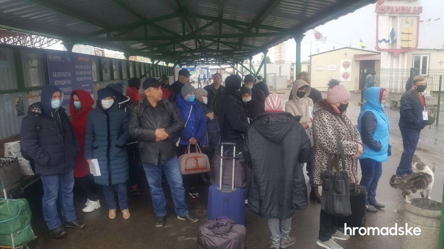 Несмотря на закрытие пунктов пересечения, несколько десятков человек ждут, чтобы их пропустили через КПВВ «Станица Луганская», 22 марта 2020