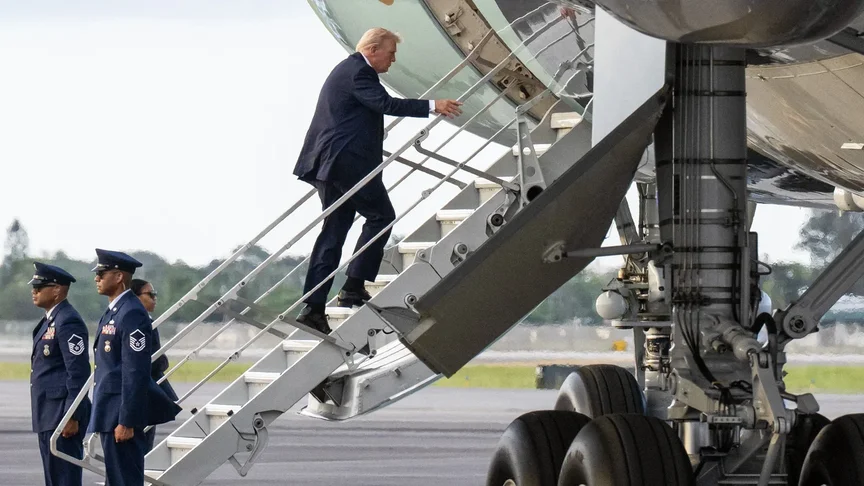 Ілюстративне фото. Президент США Дональд Трамп підіймається на борт Air Force One