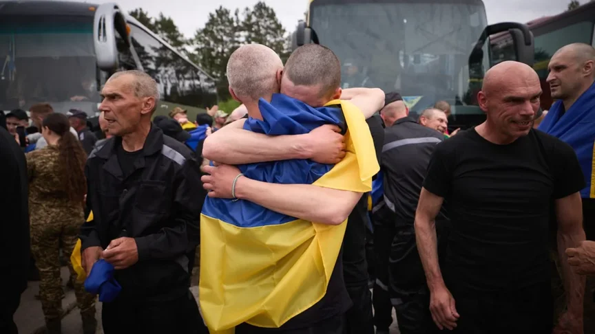 Звільнені військовополонені під час обміну 25 травня
