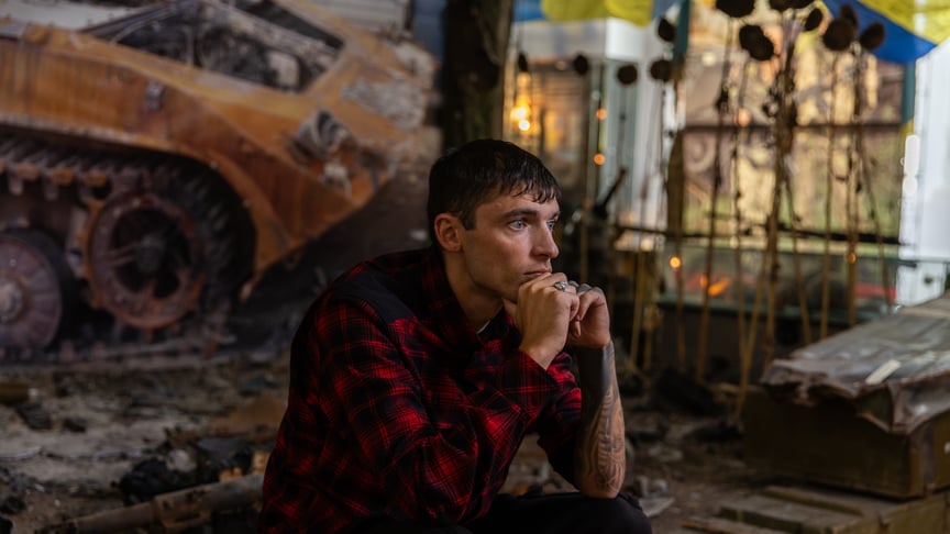 «Додому ти все одно не поїдеш, у тебе рак — четверта стадія». Як полонений морпіх усе ж вернувся і чому судиться з мамою за державні виплати