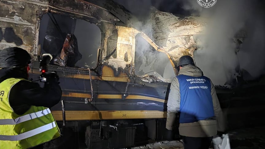 Пошкоджений російським ударом вагон потягу "Укрзалізниці" на Харківщині