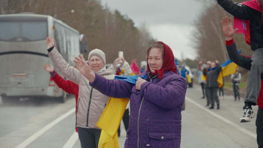 Жителі села Нові Яриловичі зустрічають автобуси зі звільненими з полону українцями