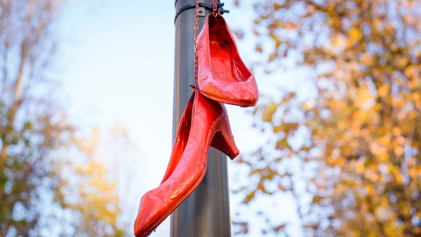 Інсталяція «Червоні черевички» до Міжнародного дня боротьби за ліквідацію насильства щодо жінок у Мілані, 25 листопада 2020 року