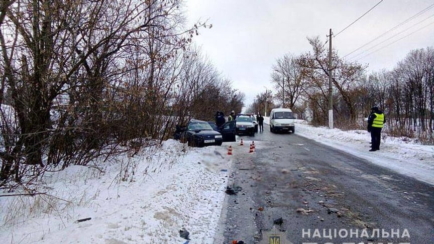 В Краматорську водій авто ВАЗ не впорався з керуванням та зіткнувся з рейсовим автобусом.